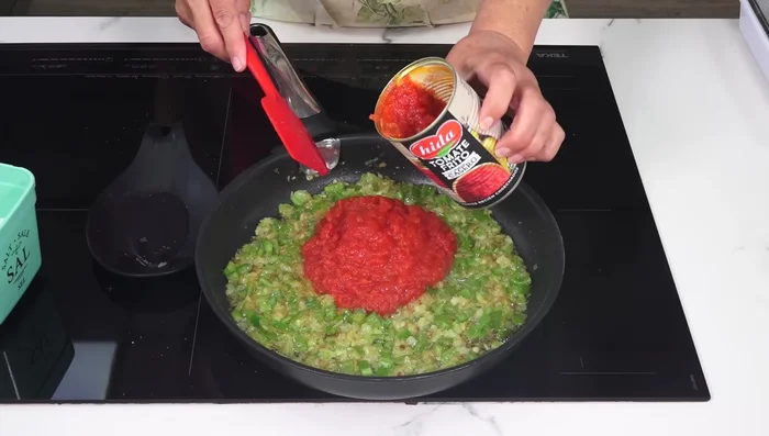 Agregar el tomate frito y cocinar 2 minutos.