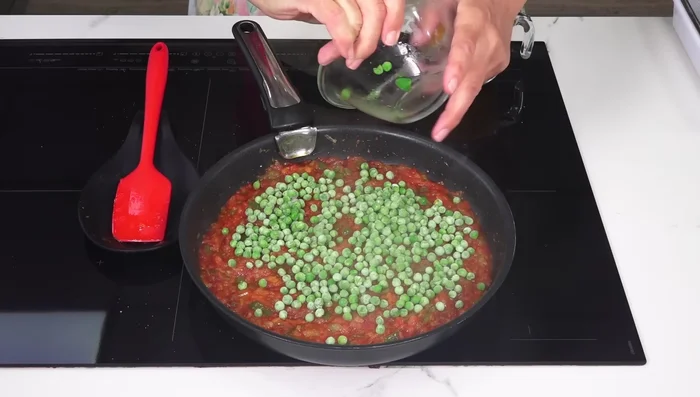 Añadir los guisantes y el caldo de pescado. Cocinar 4 minutos o hasta que los guisantes estén tiernos.