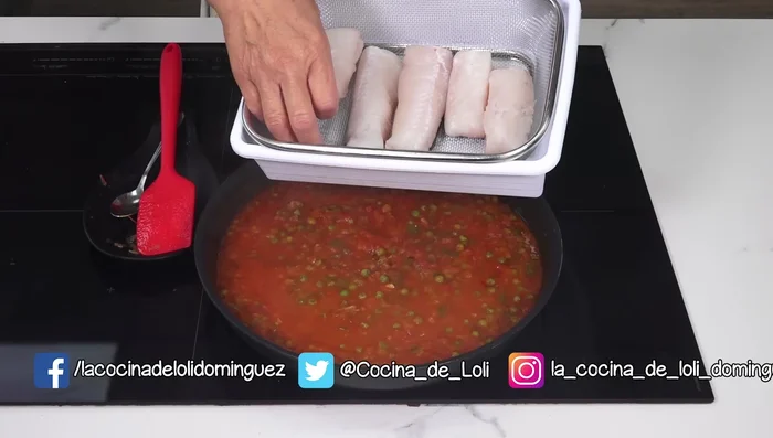 Incorporar los lomos de merluza con la piel hacia arriba. Cocinar tapado durante 3 minutos.