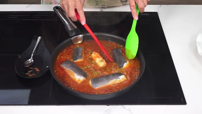 Dar la vuelta a la merluza y cocinar otros 3-4 minutos más, o hasta que esté cocinada a nuestro gusto.