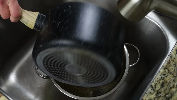 Escurre y enjuaga las lentejas con agua fría.