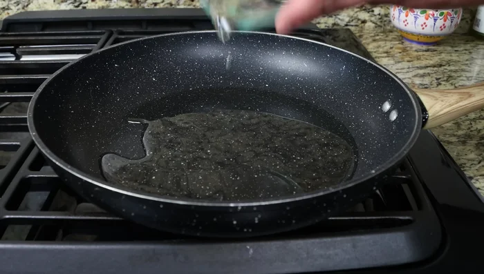 Fríe cucharadas de masa en tandas, hasta que estén doradas y crujientes (aprox. 4 minutos por lado).