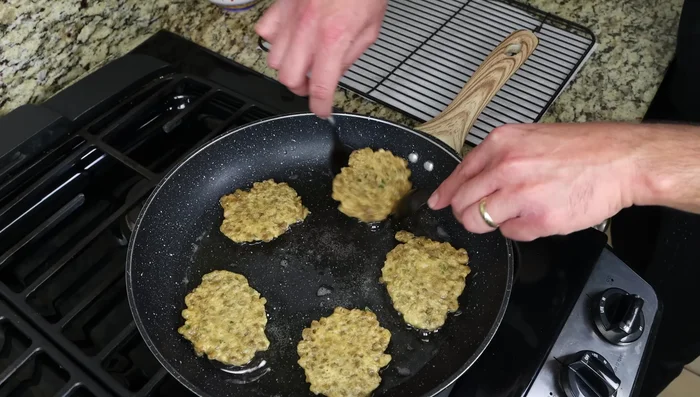 Escurre los buñuelos en una rejilla con papel absorbente.