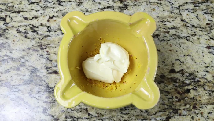 Agrega 1/2 taza de mayonesa (120g), 1 cucharadita de jugo de limón (5ml), 1 cucharadita de aceite de oliva (15ml), sal y pimienta. Mezcla bien.