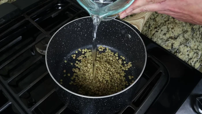 Cocina las lentejas con 2 tazas de agua (480ml), una hoja de laurel a fuego lento durante 15-20 minutos, o hasta que estén bien cocidas.