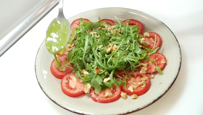 Verter el aliño sobre la ensalada, asegurándose de que cubra todos los ingredientes.
