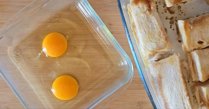 Pasar el pan por los huevos batidos.