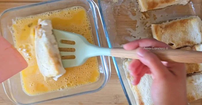 Freír las torrijas en abundante aceite caliente hasta que estén doradas.