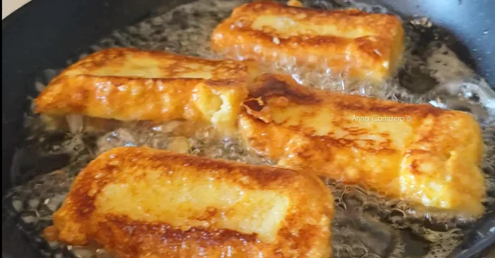 Colocar las torrijas sobre papel absorbente para eliminar el exceso de aceite.