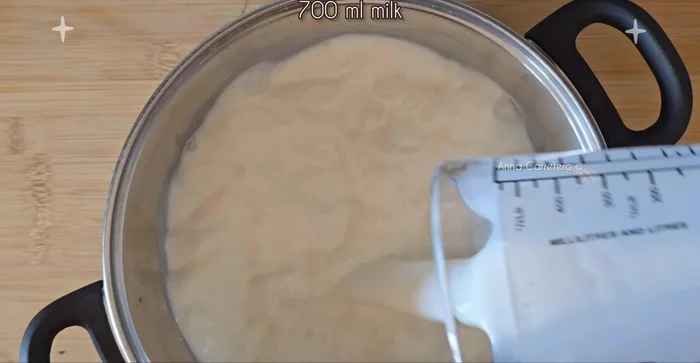 Calentar la leche con el palito de canela y la piel de limón a fuego medio durante 5 minutos. (Se puede hacer en el microondas)