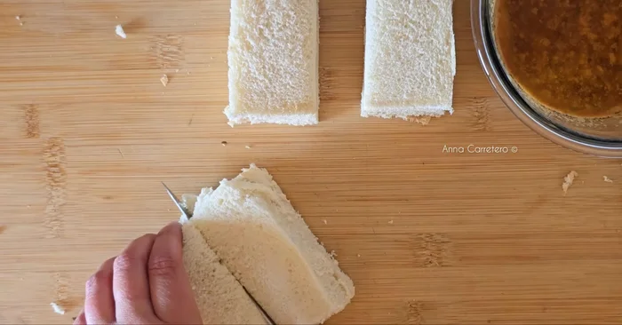 Rellenar las rebanadas de pan de molde con la mezcla de azúcar moreno.