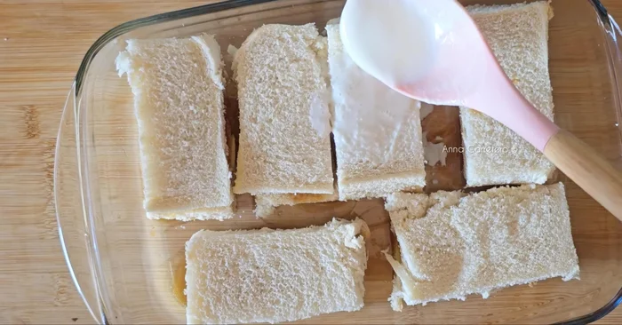 Verter la leche caliente sobre el pan y dejar reposar durante 5 minutos.