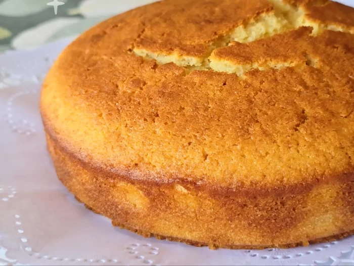 Una vez que el bizcocho esté listo y frío, cubre con el glaseado.