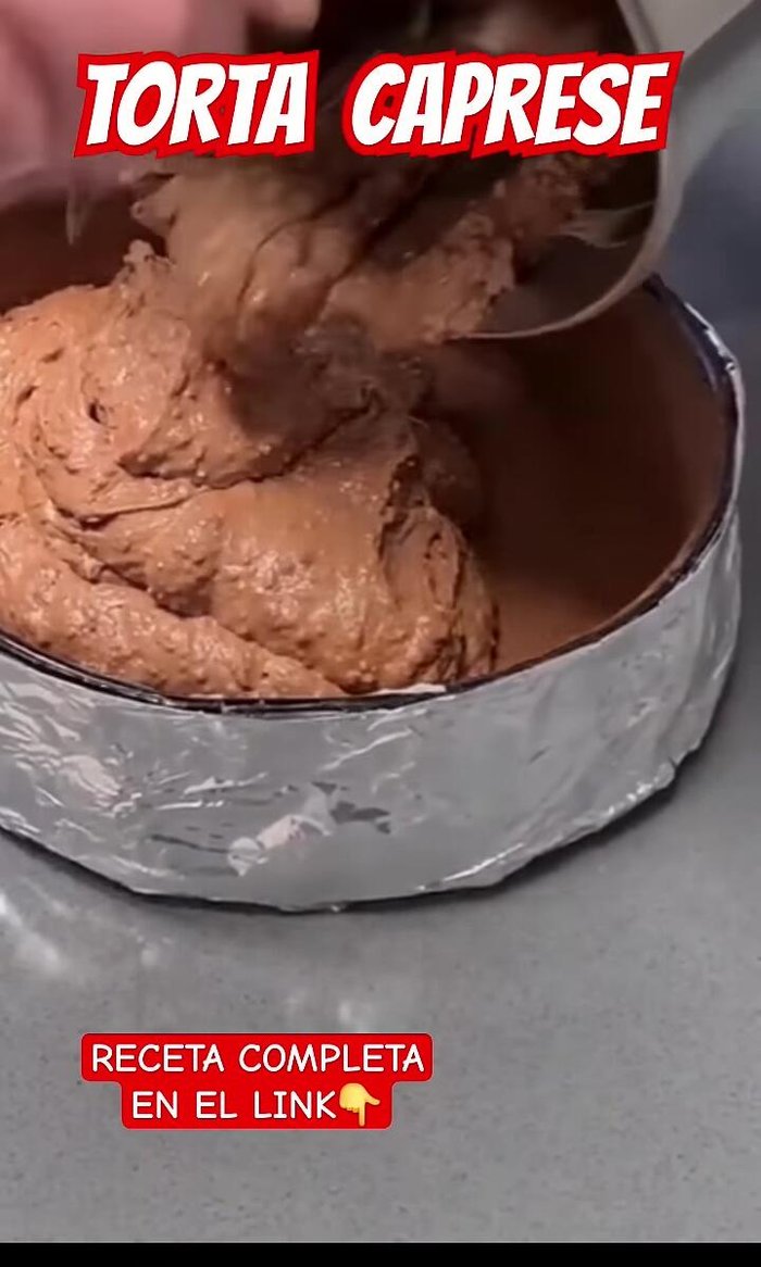 Enmantecar y enharinar (con cacao) un molde de 24 cm.