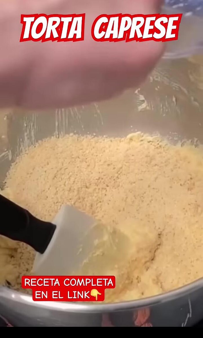 A la mezcla de manteca y azúcar, agregar las almendras trituradas.