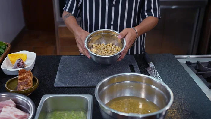 Hervir los garbanzos, frejol canario por 15 a 20 minutos.