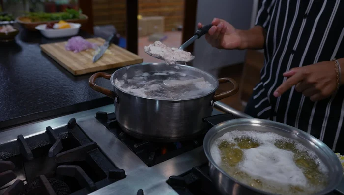Sofreír la cebolla y los ajos en manteca de cerdo (o aceite vegetal) durante 7-8 minutos.