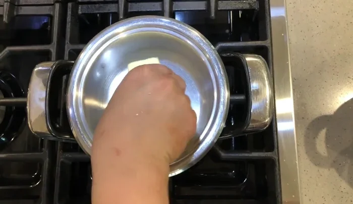 Derretir la mantequilla a fuego lento y dejar enfriar unos minutos.