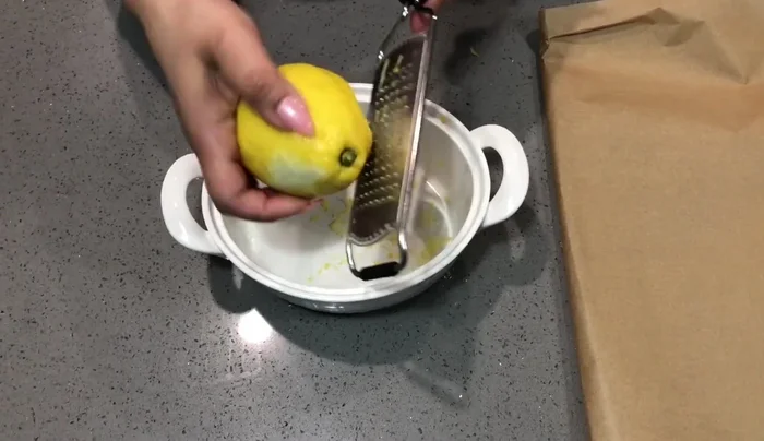 Rallar la cáscara de los 3 limones.