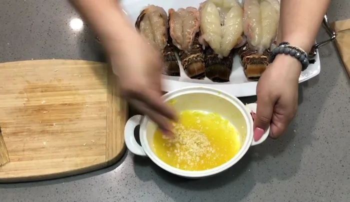 Incorporar el ajo picado finamente a la mezcla de mantequilla y limón.