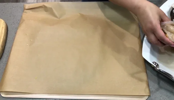 Colocar las langostas en una plancha para hornear.