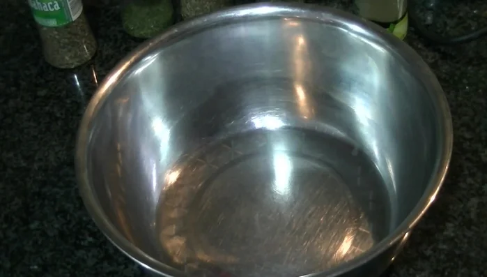 Prepara la mantequilla: En un bol, coloca la mantequilla a punto pomada (dejada fuera de la nevera).