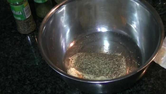Agrega ajo: Añade una cucharadita de ajo molido (o más, según tu preferencia). Mezcla hasta integrar todos los ingredientes.