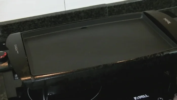 Prepara el filete: Salpimienta el filete de emperador.
