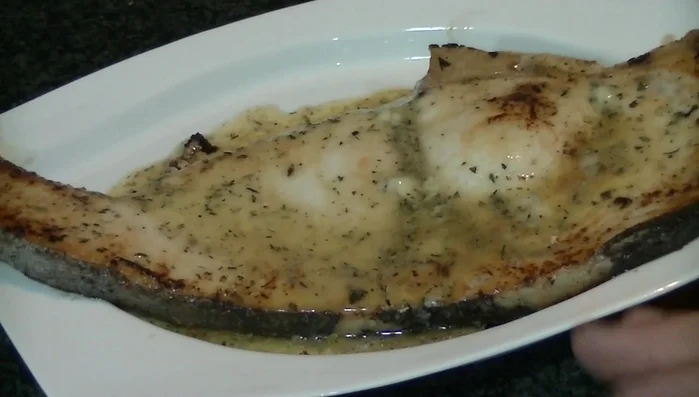 Sirve: Sirve el filete de emperador con una guarnición de tu preferencia (lechuga, limón, patatas, etc.).