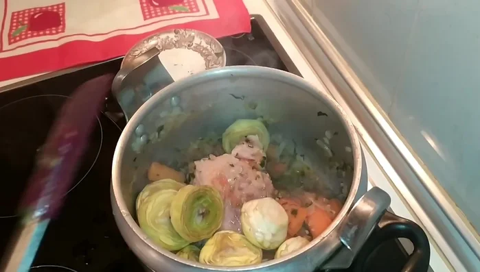 Incorporar las alcachofas escurridas a la olla.