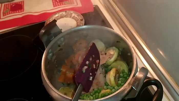 Agregar agua caliente, cúrcuma, comino, sal, pimienta negra y jengibre a la olla. Remover.