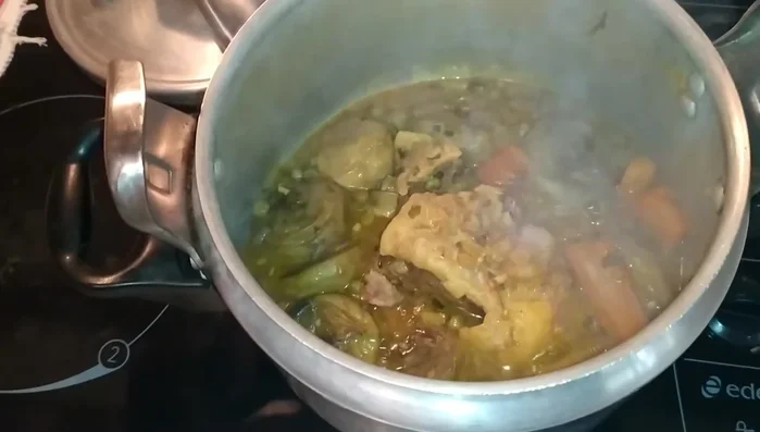 Abrir la olla y comprobar la cocción. Servir.