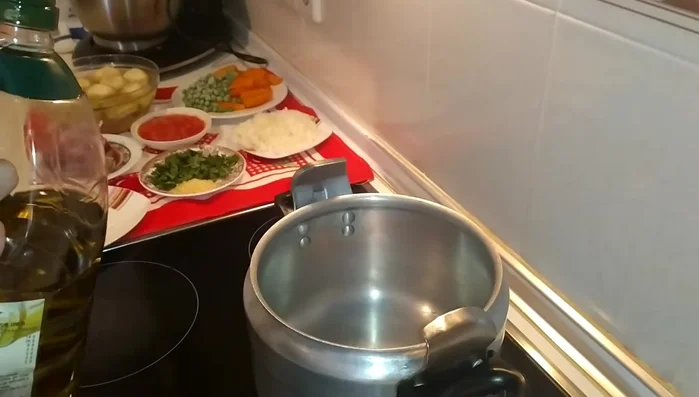 En una olla a presión (o olla normal), añadir un buen chorro de aceite de oliva. Agregar la carne de cordero cortada en trozos grandes (o en pinchos).