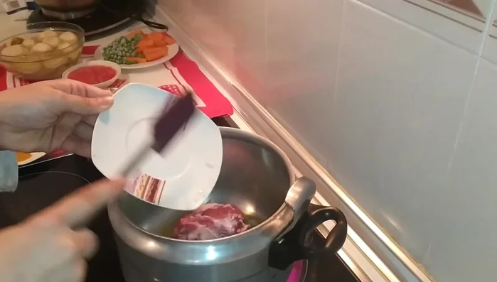 Añadir la cebolla bien picada, el ajo y el cilantro (o perejil). Remover todo y cocinar durante unos 10 minutos hasta que la carne se dore.