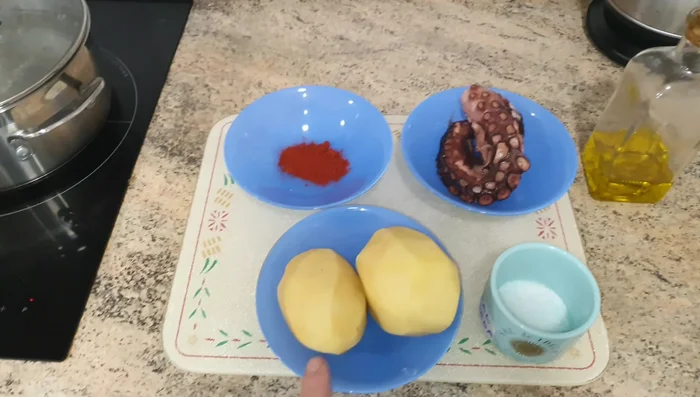 Si el pulpo no está cocido, cocerlo durante 40-45 minutos hasta que esté tierno.