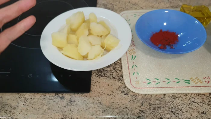 Una vez cocidas, sacar las patatas del agua con cuidado para evitar que se rompan.