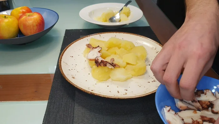 Añadir el pulpo encima de los cachelos.