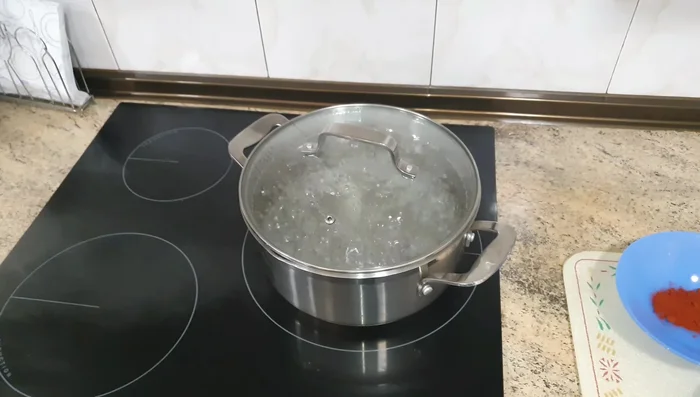 Pelar y cortar las patatas en trozos, procurando que sean del mismo tamaño (aproximadamente medio centímetro de grosor).