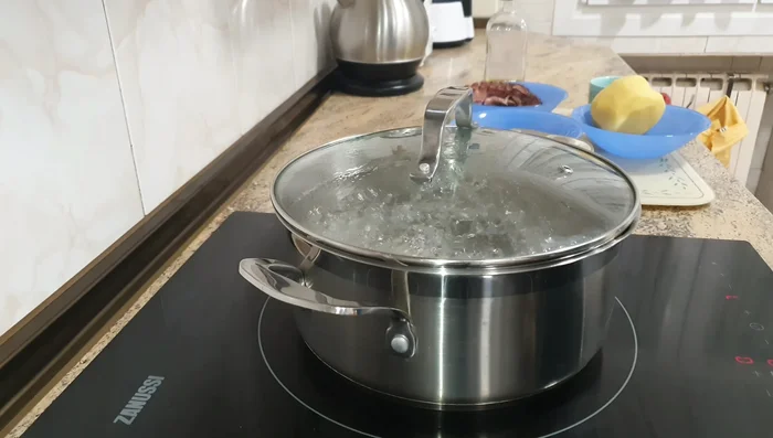 Cocer las patatas en agua hirviendo con sal durante 35-40 minutos hasta que estén tiernas.