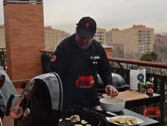 Añade perejil a las patatas una vez estén listas.