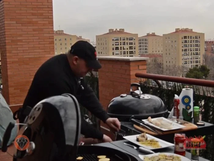 Sirve: Emplata el bacalao a la brasa (tanto el cocinado de forma directa como indirecta), junto con las patatas a la parrilla y un pimiento asado opcional.