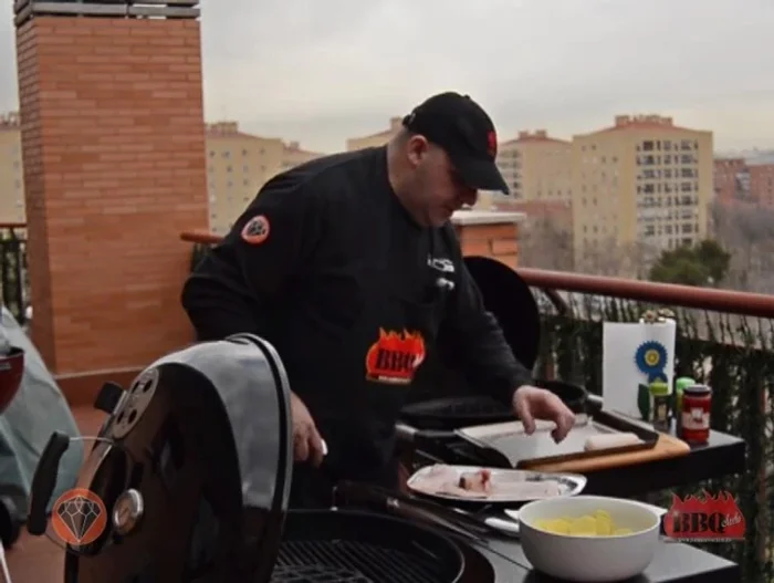 Cocción indirecta del bacalao (lomos): Coloca la bandeja con los lomos de bacalao en la parrilla con sistema indirecto (brasas a un lado), tapa y cocina durante 10 minutos mínimo.
