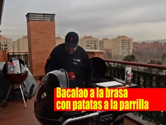 Prepara las patatas: Córtalas finitas (cuidado con las quemaduras!) y salpimentalas. Agrega un poco de aceite de oliva.