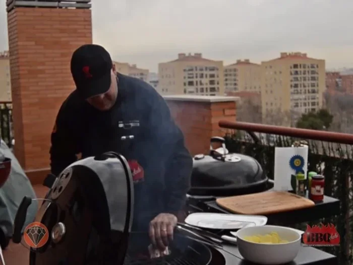 Cocción directa del bacalao (taco): Cocina el taco de bacalao directamente sobre la parrilla con sistema directo. Vigila que no se desmorone.