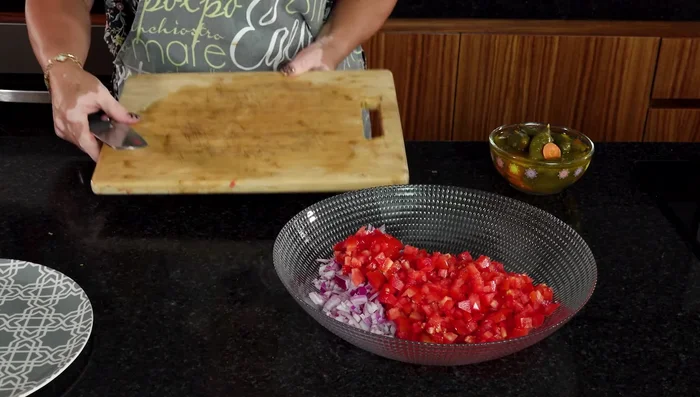 Picar 5 chiles jalapeños en escabeche (la cantidad es a gusto). Agregar un poco de vinagre del escabeche.