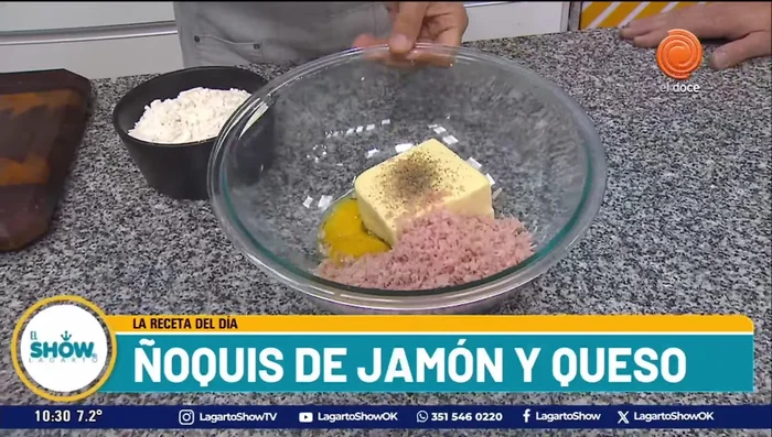 En un bowl, mezclar el queso cremoso, el jamón picado, el huevo, la pimienta (y sal si es necesario).