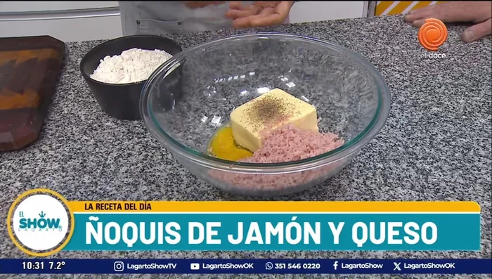 Picar el jamón cocido en daditos pequeños. Si se desea, se puede procesar.