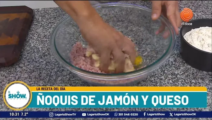 Integrar bien todos los ingredientes hasta formar una pasta homogénea, como un puré.