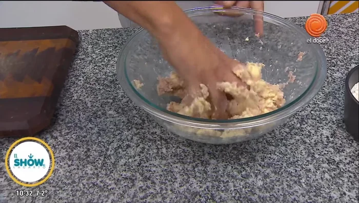Cocinar los ñoquis en agua hirviendo hasta que floten.
