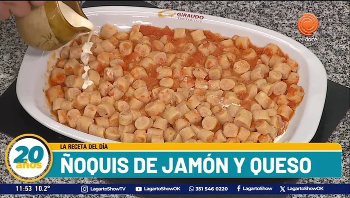 Servir los ñoquis con la salsa de tomate cremosa.